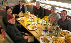 Hoteldirektor Andreas Mayrhofer tischte für die Backstreet Boys Brian, AJ, Nick und Howie ...