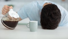 Koffein gilt als Muntermacher und soll sich dementsprechend nachteilig auf unseren Schlaf ...