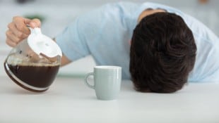 Koffein gilt als Muntermacher und soll sich dementsprechend nachteilig auf unseren Schlaf ...