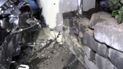 Gegen diese Mauer donnerte das Fahrzeug.