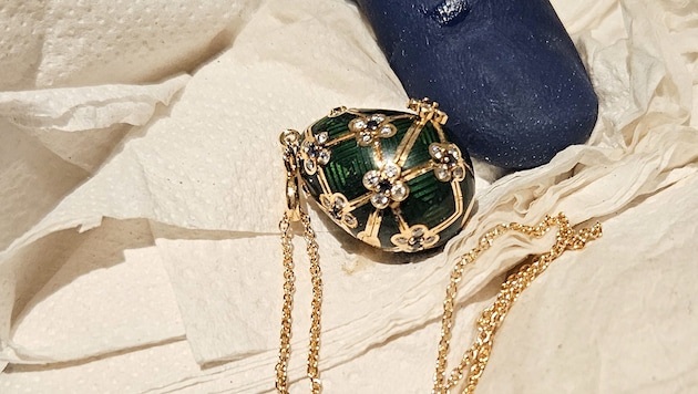 Ein Dieb hatte den Schmuckanhänger (Bild oben) Ende vergangener Woche in einem Juwelierladen in ...