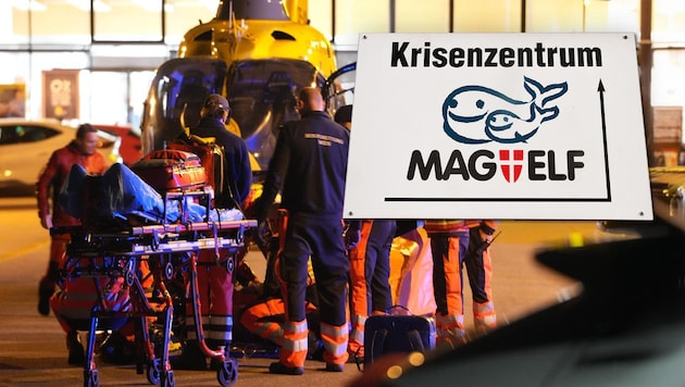 Mit einem Hubschrauber wurde das schwerstverletzte 15-jährige Mädchen nach der Messerattacke ...