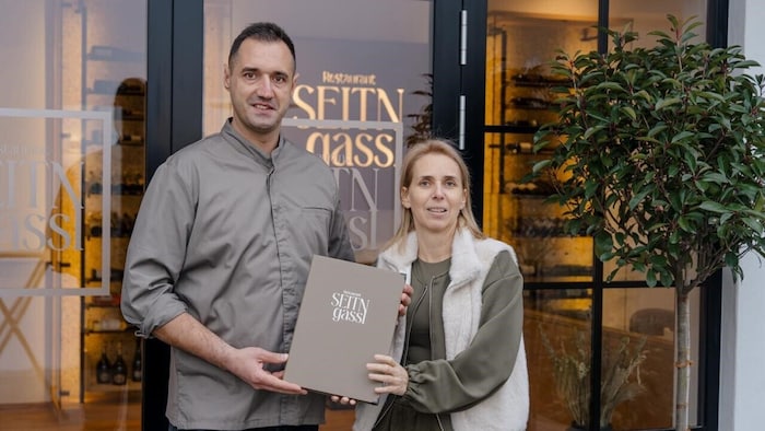 Familie Perkovits vor ihrem Lokal „Seitngassl“