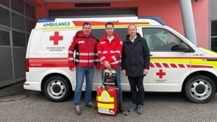 Der neue Flachauer Ersthelfer Christian Daller (Mitte) mit Markus Moser ...