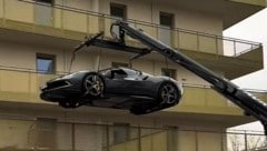 Ein Mann ließ seinen Ferrari kurzerhand auf seinem Balkon abstellen.