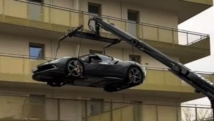Ein Mann ließ seinen Ferrari kurzerhand auf seinem Balkon abstellen.