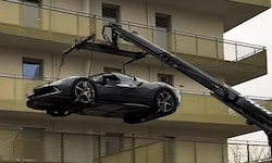 Ein Mann ließ seinen Ferrari kurzerhand auf seinem Balkon abstellen.
