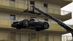 Ein Mann ließ seinen Ferrari kurzerhand auf seinem Balkon abstellen.