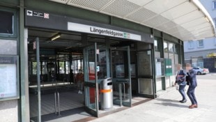 Ein Mann ist am späten Dienstagvormittag in der U-Bahnstation Längenfeldgasse in Wien-Meidling ...
