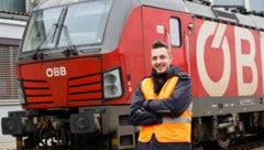 Florian Rettensteiner vor einer Lok von Siemens Vectron, die derzeit für Güterzüge eingesetzt ...