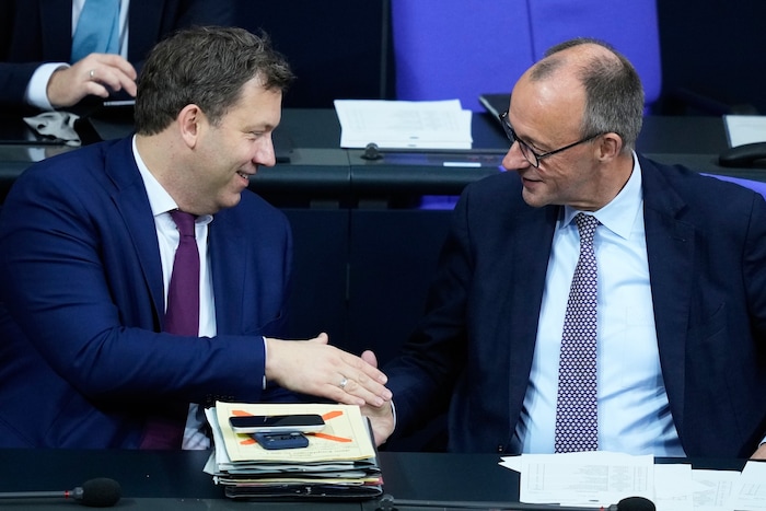 Geht doch! Kanzler Friedrich Merz (CDU) und sein Vizekanzler Lars Klingbeil (SPD) reichten sich ...