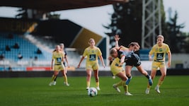 Kamen im Hinspiel gegen die Vienna zu Fall: Grünwald (in blau) und Salzburg.