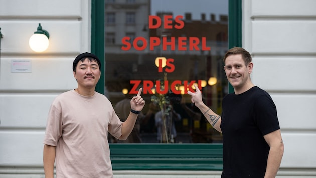 Betreiber Jing Chen und Restaurantleiter Stefan Doppelbauer vor dem Sopherl am Naschmarkt