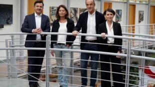 Der Harder Bürgermeister Martin Staudinger mit Heidi Lorenzi, Hans-Peter Lorenz und Carina ...