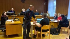 Der angeklagte Enkel des Opfers saß trotz Minusgraden in kurzen Hosen und T-Shirt vor Gericht.