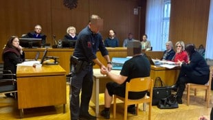 Der angeklagte Enkel des Opfers saß trotz Minusgraden in kurzen Hosen und T-Shirt vor Gericht.