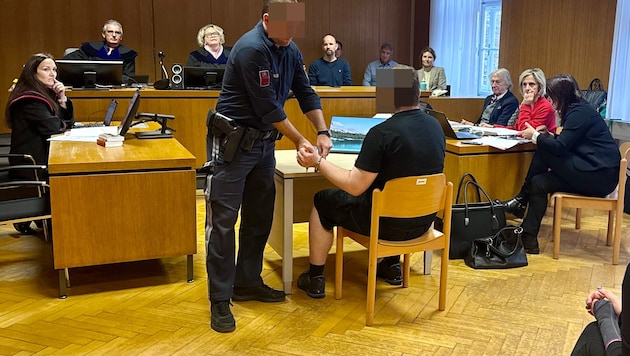 Der angeklagte Enkel des Opfers saß trotz Minusgraden in kurzen Hosen und T-Shirt vor Gericht.