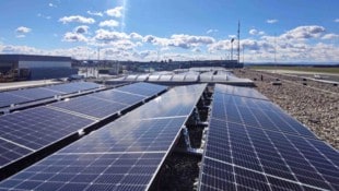 Vorbildwirkung: Der Flughafen Graz hat sein Dach längst mit PV-Paneelen ausgestattet. Bei den ...