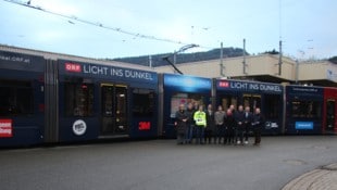 Initiatoren, Unterstützer und das „Frauen aus allen Ländern“-Team bei der Präsentation der ...