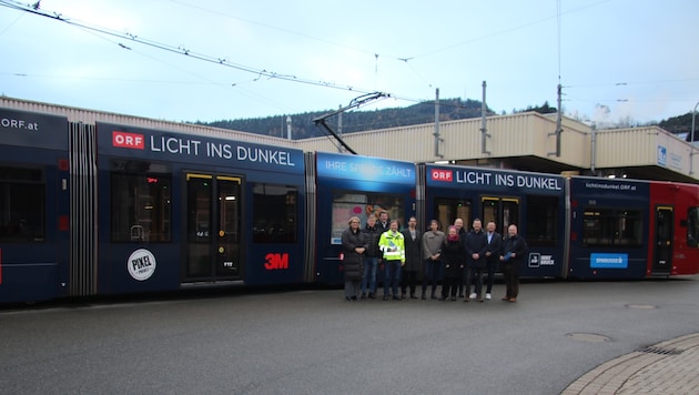 Initiatoren, Unterstützer und das „Frauen aus allen Ländern“-Team bei der Präsentation der ...