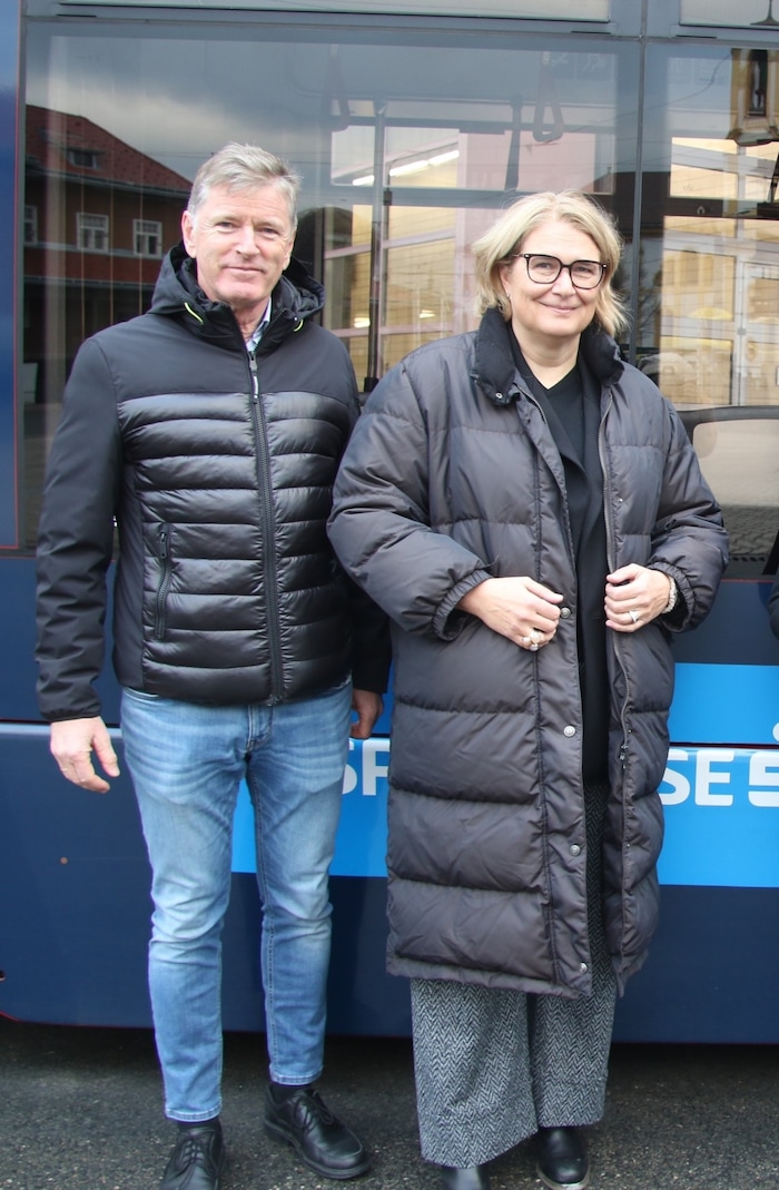 Wolfgang Kos mit Sparkassen-Vorständin Karin Svoboda.