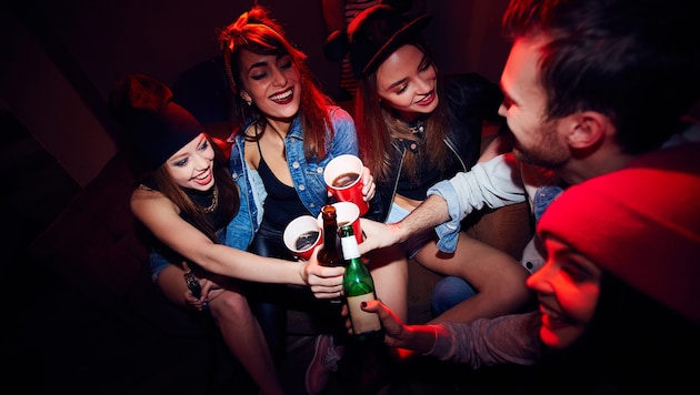 Jugendliche kommen oft mit ebenfalls unerfahrenen Gleichaltrigen zum ersten Mal mit Alkohol in ...