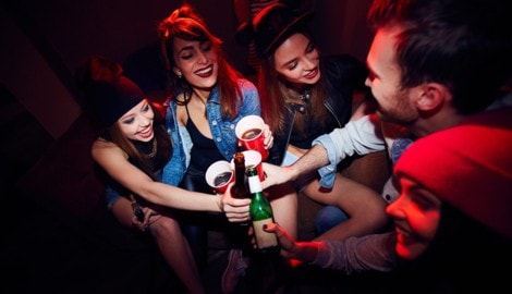 Jugendliche kommen oft mit ebenfalls unerfahrenen Gleichaltrigen zum ersten Mal mit Alkohol in ...