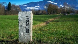 Sollte je eine Straße durchs Ried gebaut werden, könnte sich der Grenzstein noch zu einem ...