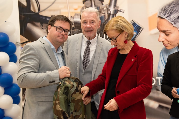 Keramische Werkstoffplatten der Firma RHP-Technology werden in diese Schutzwesten eingebaut. Im ...