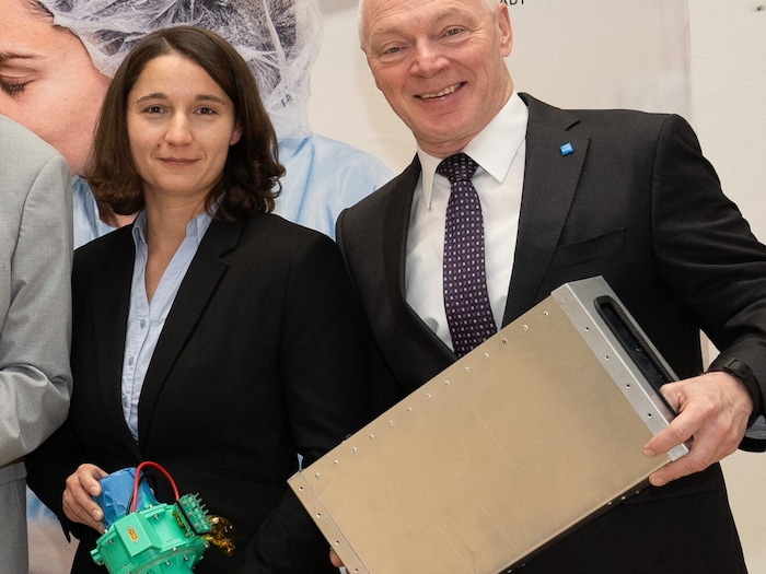 Chemikerin Marlies Bartel-Schlauf von der FOTEC und ecoplus Geschäftsführer Helmut Miernicki mit ...