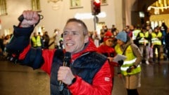 AK-Boss Peter Eder bei der Pflegedemo mit tausenden Teilnehmern