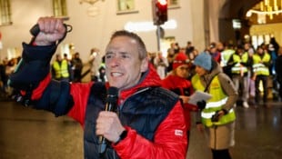 AK-Boss Peter Eder bei der Pflegedemo mit tausenden Teilnehmern