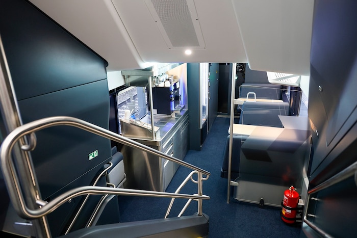 Jeder Wagen hat eine Gastro-Station. Diese ist im Gegensatz zu den älteren Zügen etwas größer ...