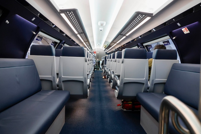 Dunkler und modern wirken die neuen Garnituren der Westbahn.