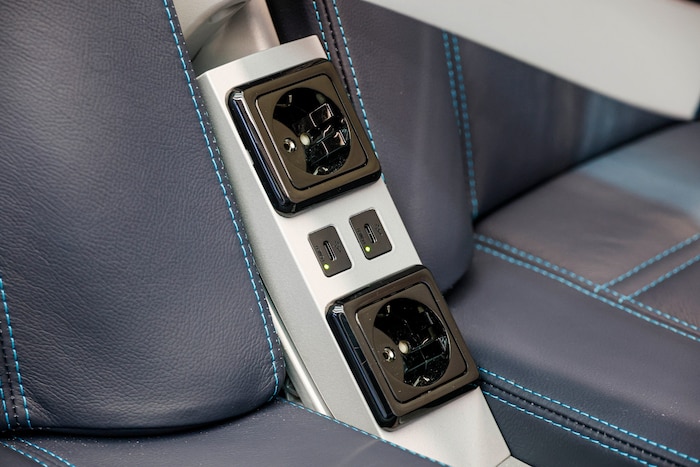 Steckdosen und USB-C-Stecker gibt es an jedem Platz.