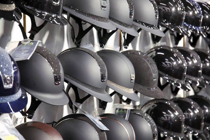 Reithelme gibt es genug zu kaufen.