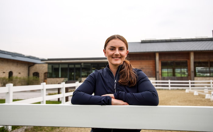 Diana Porsche vor ihrem Stall in Eugendorf