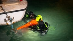 Die Feuerwehr war unterwegs, um den Vermissten in der Donau zu suchen.