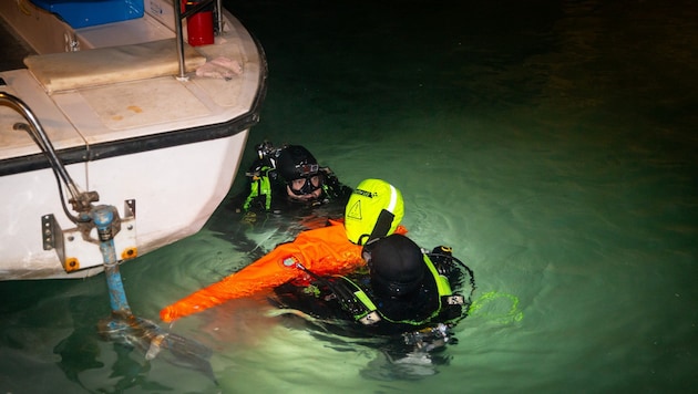 Die Feuerwehr ist unterwegs, um den Vermissten in der Donau zu suchen.