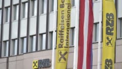 Die Raiffeisen Bank International (RBI) hat 70 Beschäftigte beim AMS-Frühwarnsystem angemeldet. ...