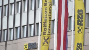 Die Raiffeisen Bank International (RBI) hat 70 Beschäftigte beim AMS-Frühwarnsystem angemeldet. ...