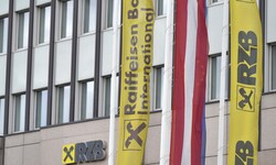 Die Raiffeisen Bank International (RBI) hat 70 Beschäftigte beim AMS-Frühwarnsystem angemeldet. ...