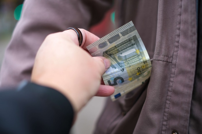 Ein Unbekannter zog Eduard A. das Geld aus der Jackentasche, „Krone“-Leser gaben es ihm mehrfach ...