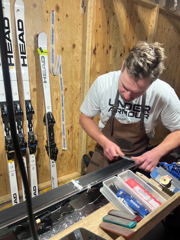 Sagmeister werkt an den Rennski von Eichberger.