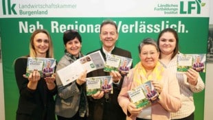 Die Jungbäuerinnen Rafaela Köller (li.) aus Stöttera und Julia Rechtberger (re.) aus Steinbrunn ...