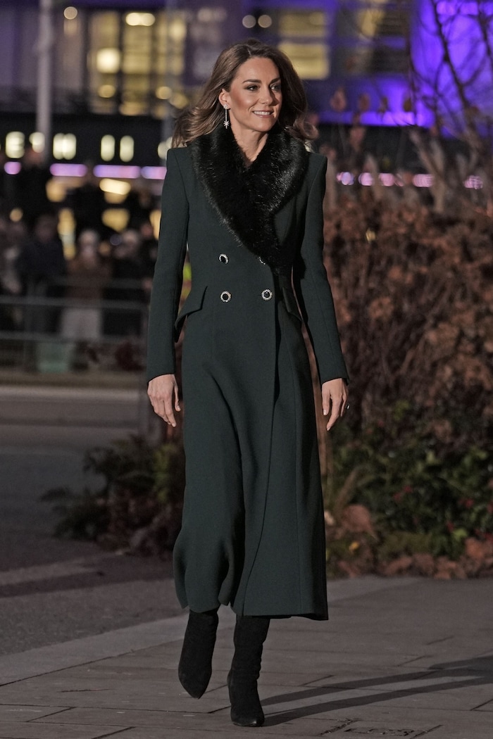 Prinzessin Kate trifft elegant in der Westminster Abbey ein – in einem smaragdgrünen Mantel mit ...