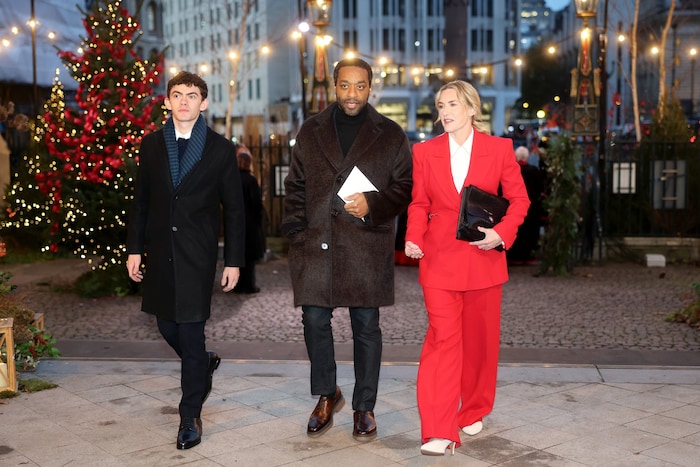 Joe Locke (links), Chiwetel Ejiofor und Kate Winslet auf dem Weg zur Kirche – Winslet festlich ...