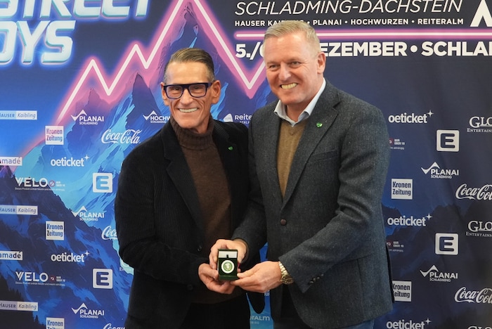 Klaus Leutgeb wurde von Landeshauptmann Mario Kunasek für seine Verdienste ausgezeichnet.