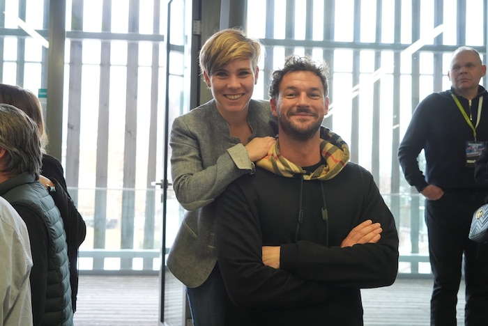 Auf die Größe kommt es doch irgendwie an: Paul Pizzera schaute auf Nici Schmidhofer einmal auf.