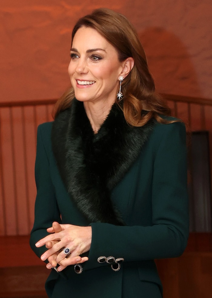 Prinzessin Kate perfektionierte ihren Look mit glitzernden Sternen-Ohrhängern, perfekt für die ...